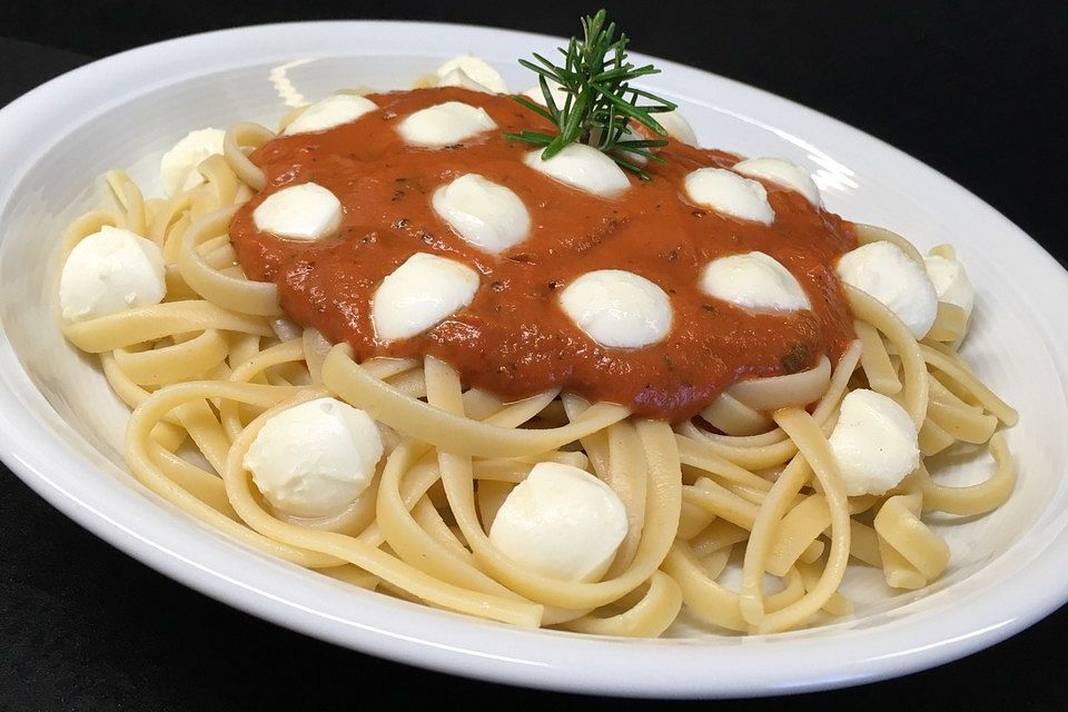 Tomatensauce mit Mozzarella