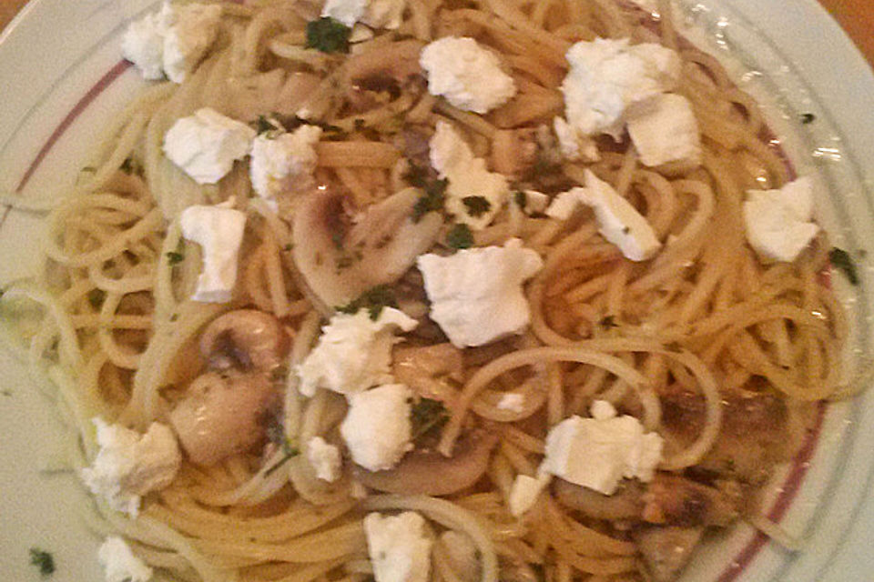 Spaghetti mit Zitrone, Knoblauch und Champignons