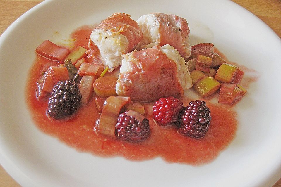 Saltimbocca vom Zander mit Brombeeren und Lauchgemüse