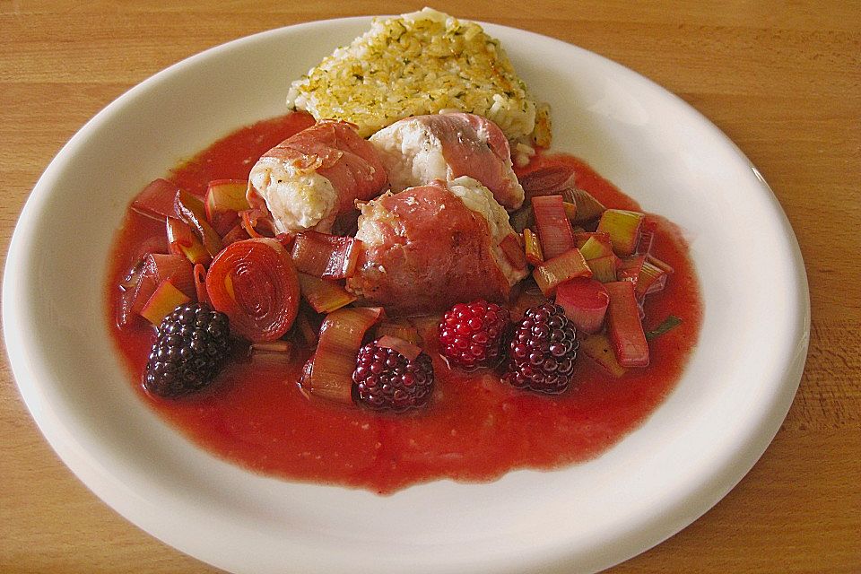 Saltimbocca vom Zander mit Brombeeren und Lauchgemüse