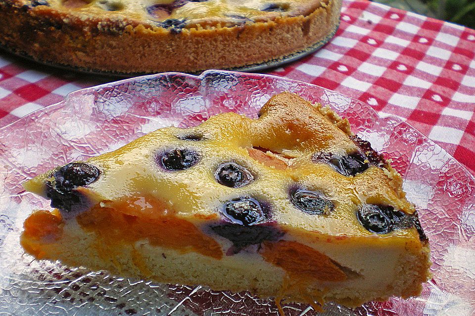 Marillenkuchen mit Marzipanguss