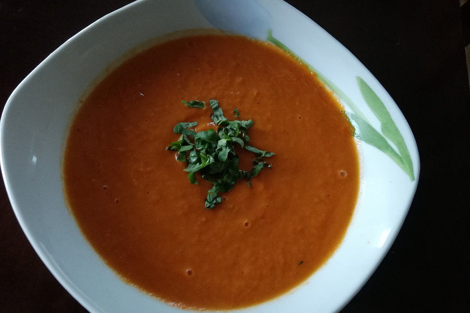 Frisch gekochte Tomatencremesuppe