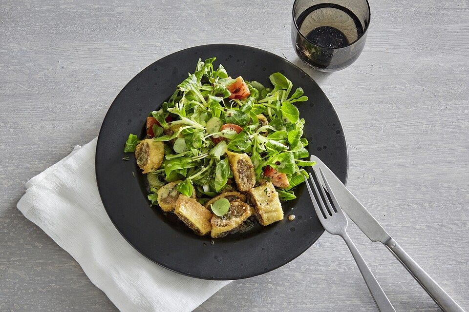 Gebratene Maultaschen an Feldsalat