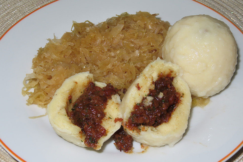 Waldviertler Grammelknödel mit Sauerkraut