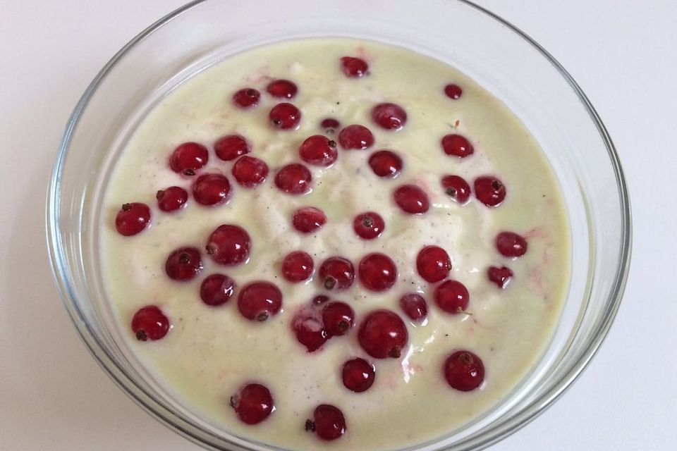 Sahne - Quarkspeise mit roten Johannisbeeren