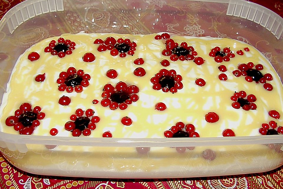 Sahne - Quarkspeise mit roten Johannisbeeren