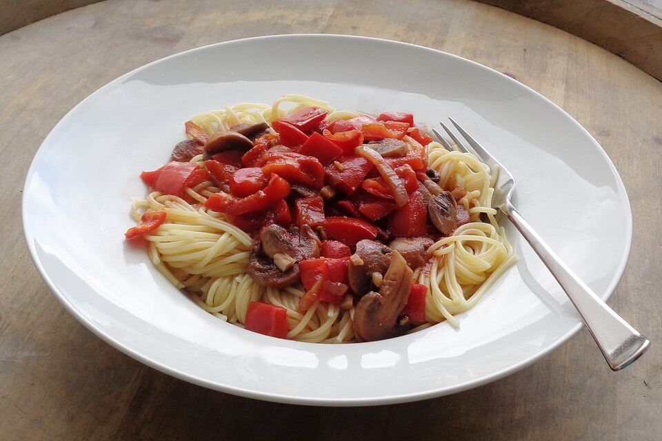 Champignon-Paprika-Rotwein-Gemüsesoße zu Nudeln oder Reis