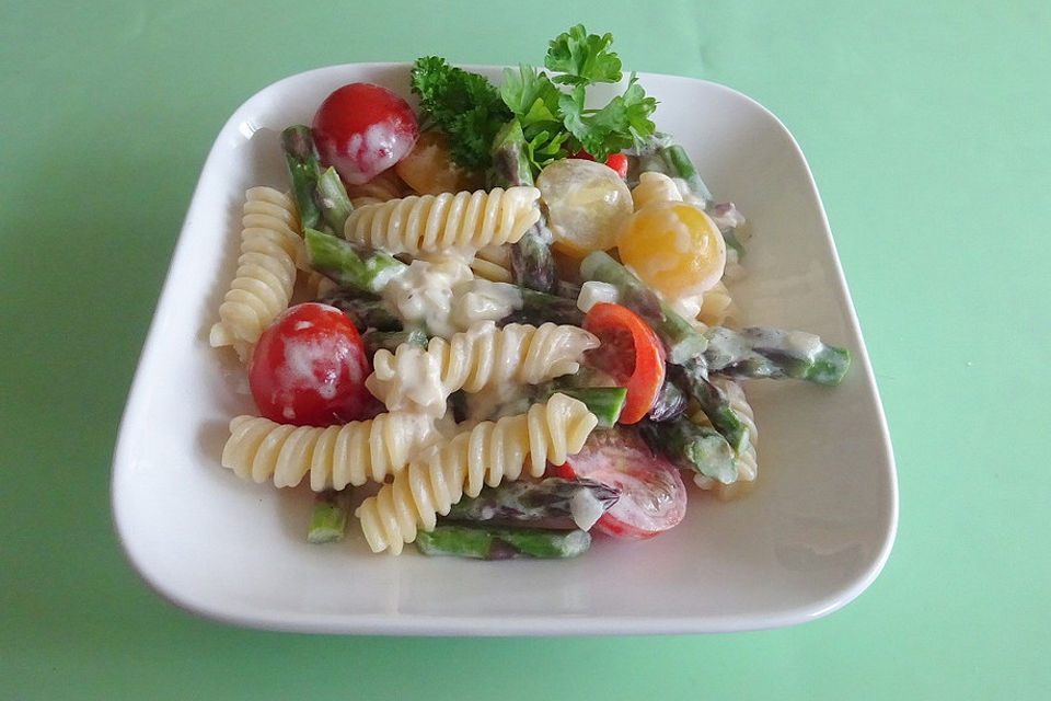 Penne mit grünem Spargel und Tomaten in Mascarponecreme