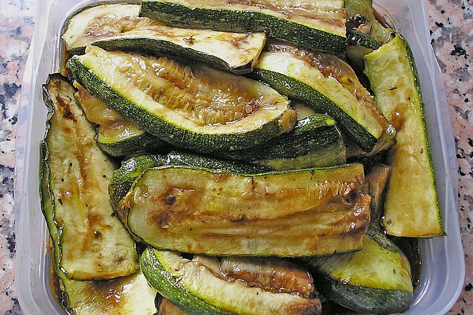 Zucchini mariniert