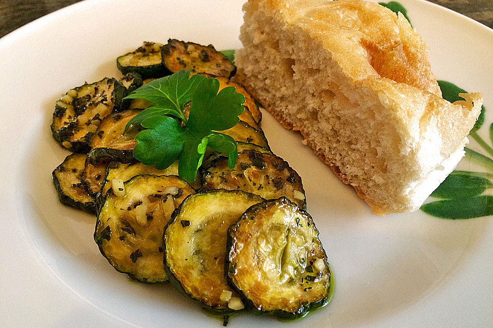 Zucchini mariniert