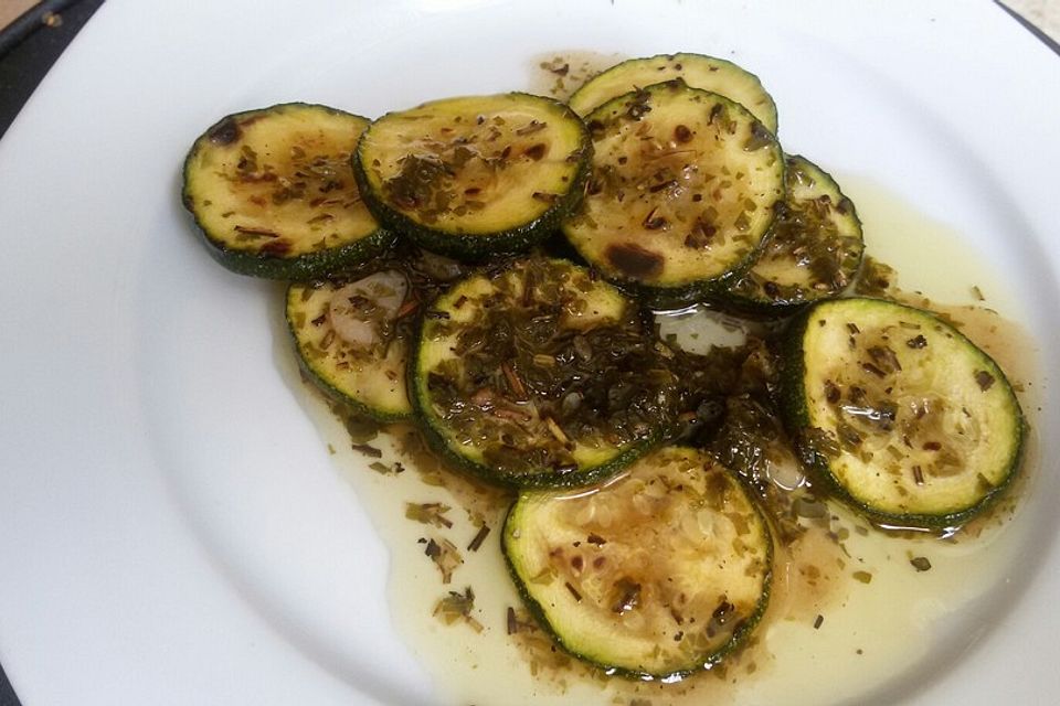 Zucchini mariniert