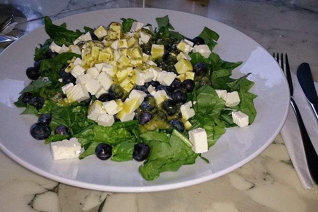 Spinatsalat mit Schafskäse und Heidelbeeren von McMoe| Chefkoch