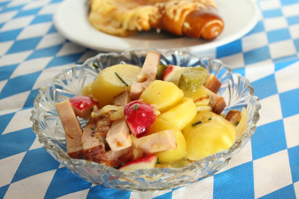 Biergarten-Salat mit Fleischkäse