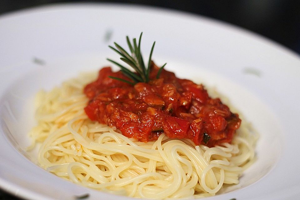 Pasta schwimmt im Thunfisch - Gemüse - Ragout