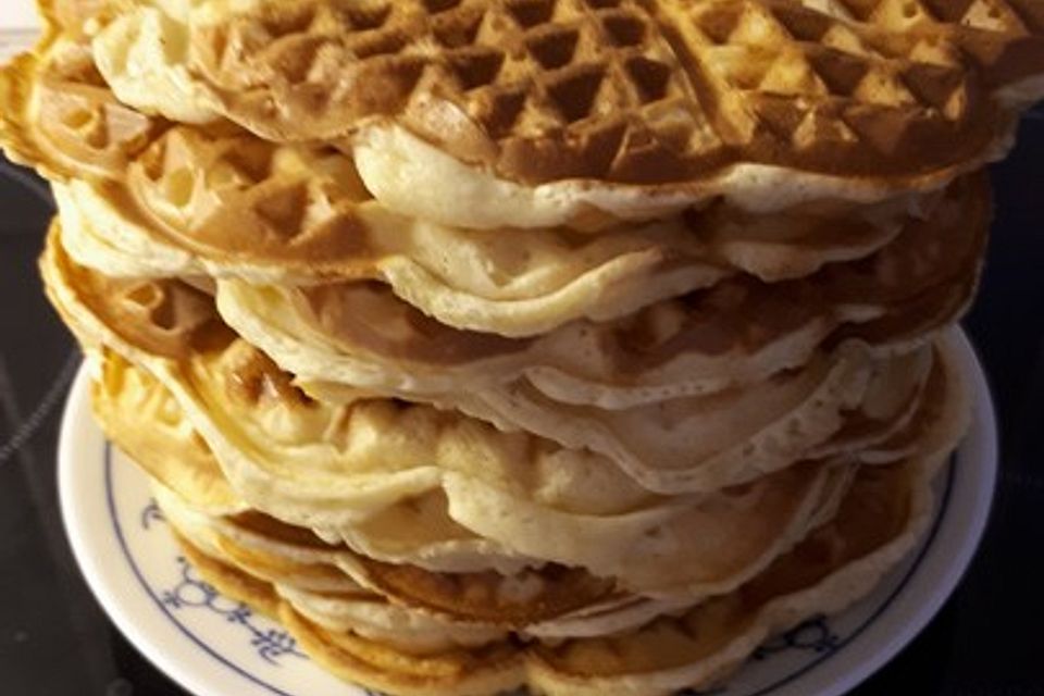 Fettarme Waffeln mit Zwetschgenmus und Vanilleeis