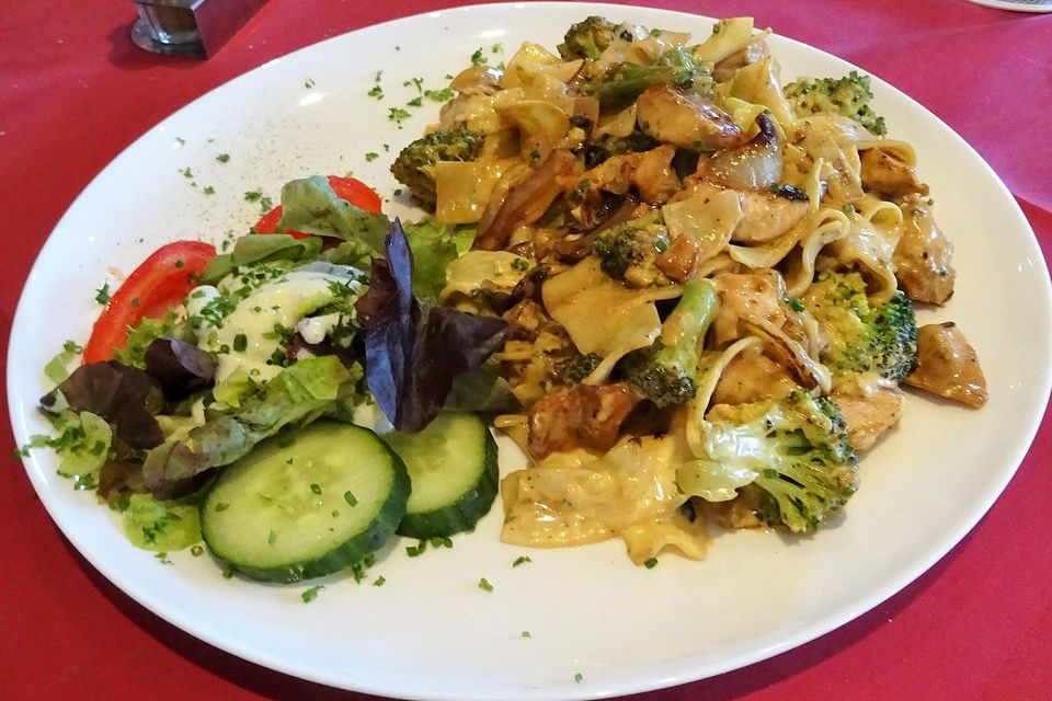 Tagliatelle con pollo, broccoli e funghi porcini à la Marquise