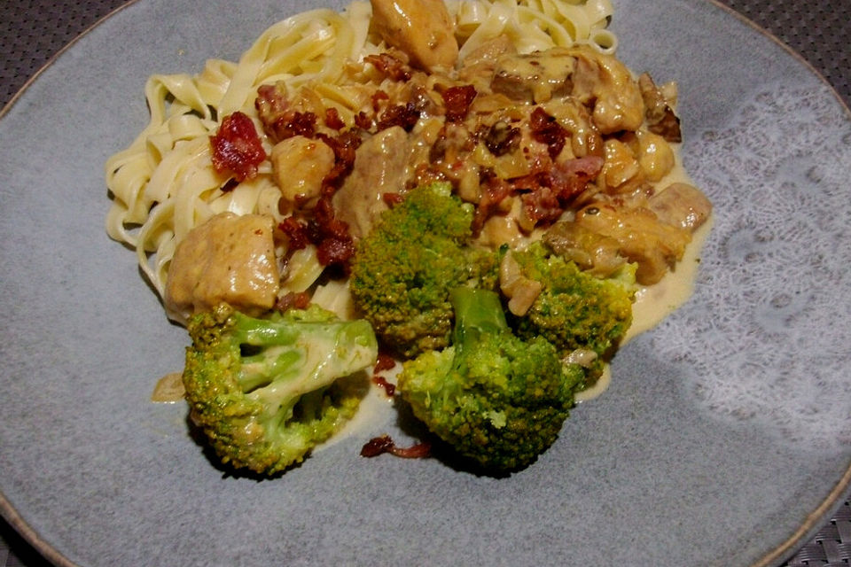 Tagliatelle con pollo, broccoli e funghi porcini à la Marquise