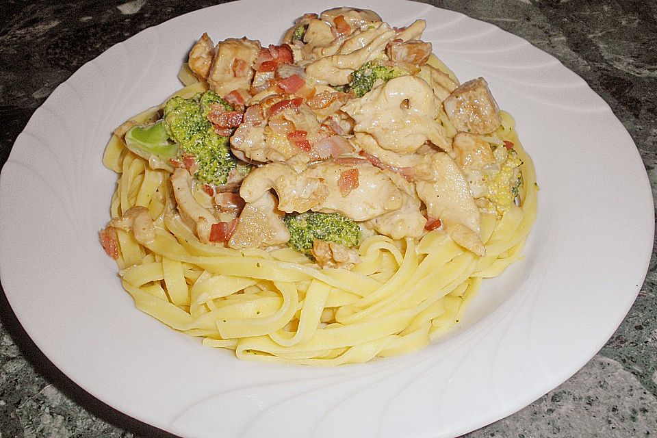 Tagliatelle con pollo, broccoli e funghi porcini à la Marquise