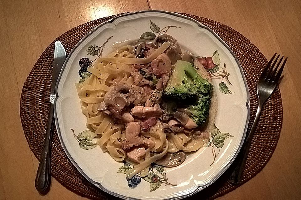 Tagliatelle con pollo, broccoli e funghi porcini à la Marquise