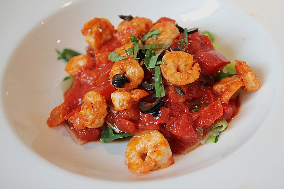 Zucchinitagliatelle mit Tomatensugo und Garnelen