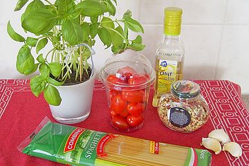 Nudeln mit ofengetrockneten Tomaten in Knoblauchöl