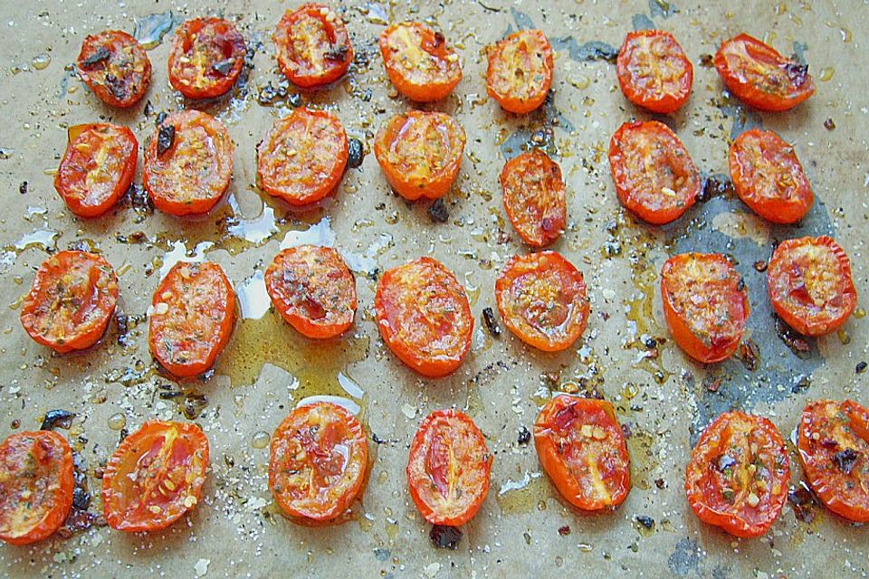 Nudeln mit ofengetrockneten Tomaten in Knoblauchöl