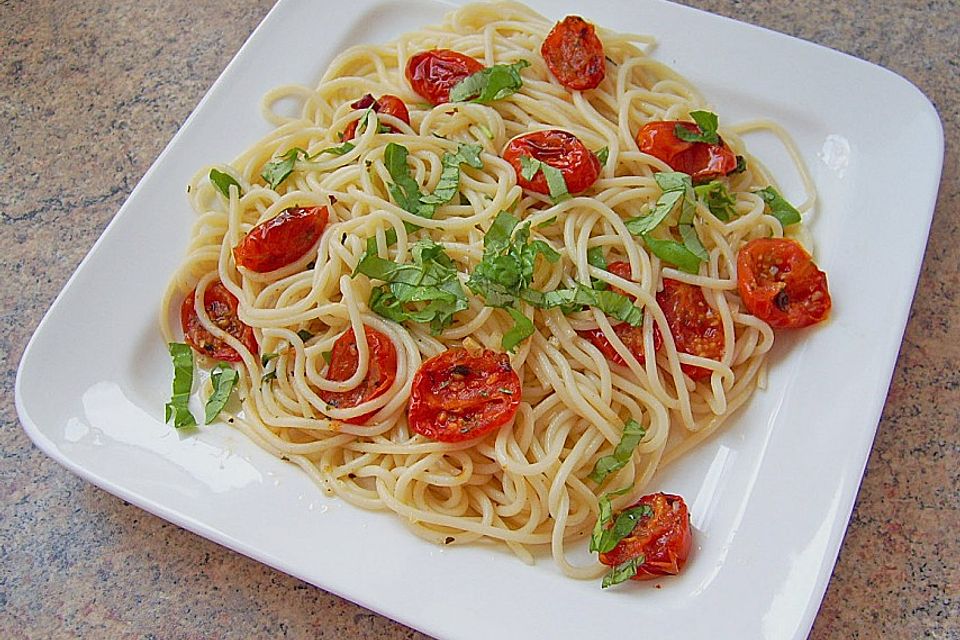 Nudeln mit ofengetrockneten Tomaten in Knoblauchöl