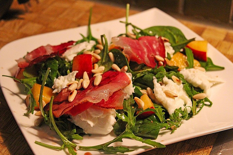 Rucola - Nektarinen - Salat mit Mozzarella