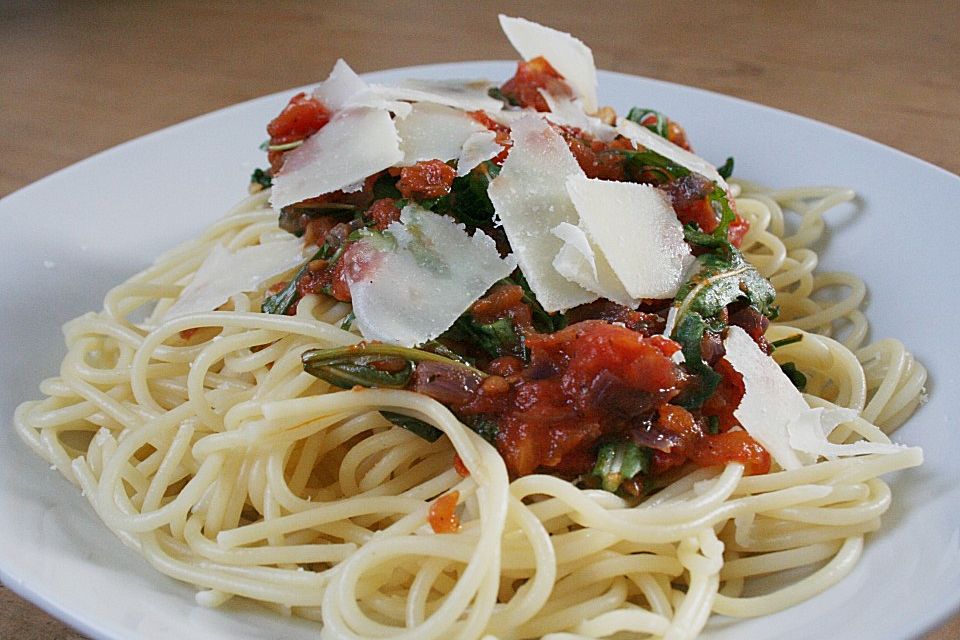 Spaghetti mit Tomaten und Rucola