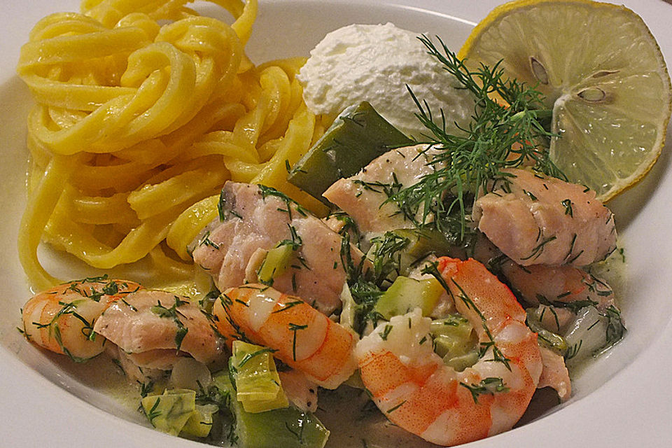 Bandnudeln mit Weißweinsoße und Lachs