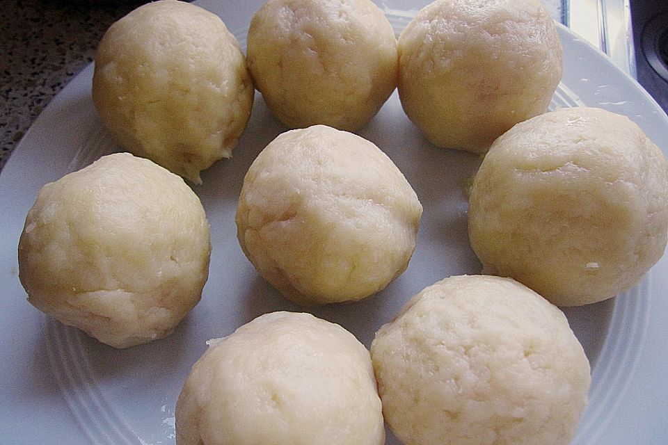 Aprikosenknödel aus Brandteig