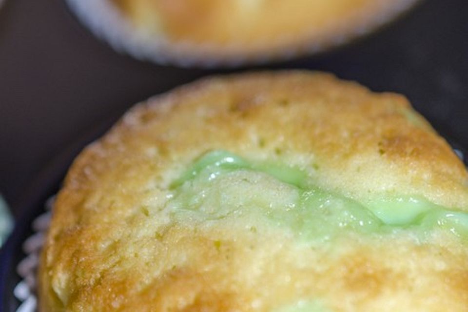 Muffins mit cremiger Waldmeister - Puddingfüllung