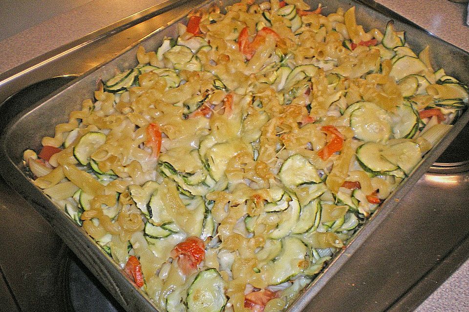 Nudelauflauf mit Zucchini und Tomaten