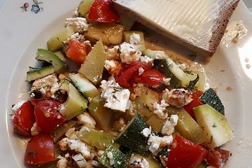 Leckere Zucchini-Tomate-Feta-Knoblauch-Päckchen zum Grillen