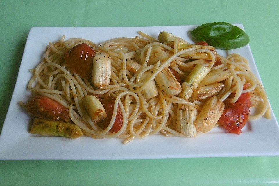 Tagliatelle mit Spargel und Tomaten