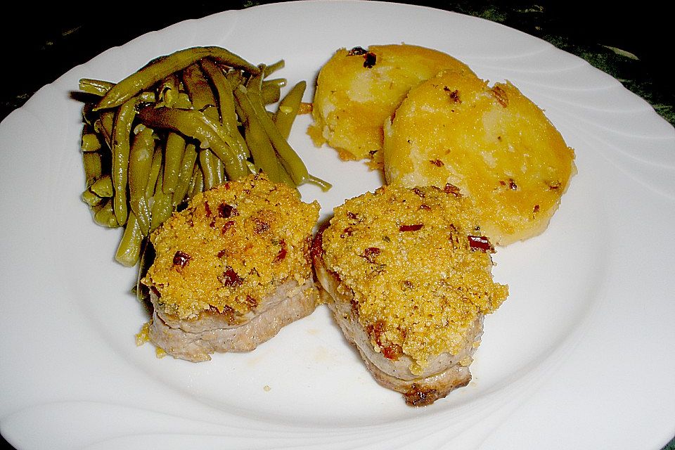 Medaillons vom Schweinefilet mit Tomaten - Basilikum - Kruste à la Marquise