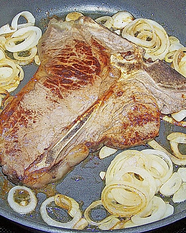 T - Bone - Steak mit Zwiebeln