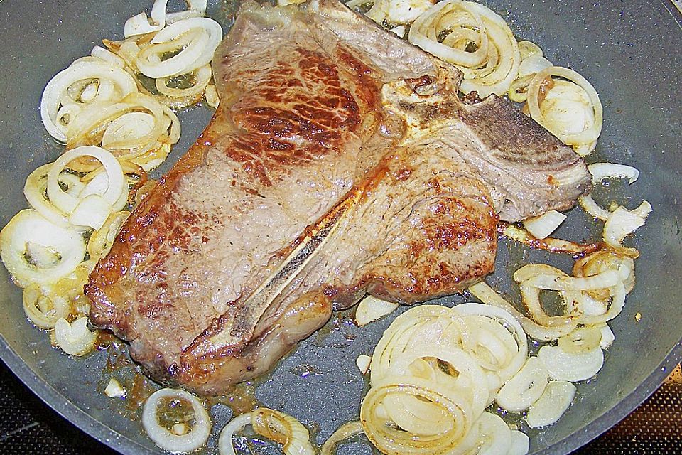 T - Bone - Steak mit Zwiebeln