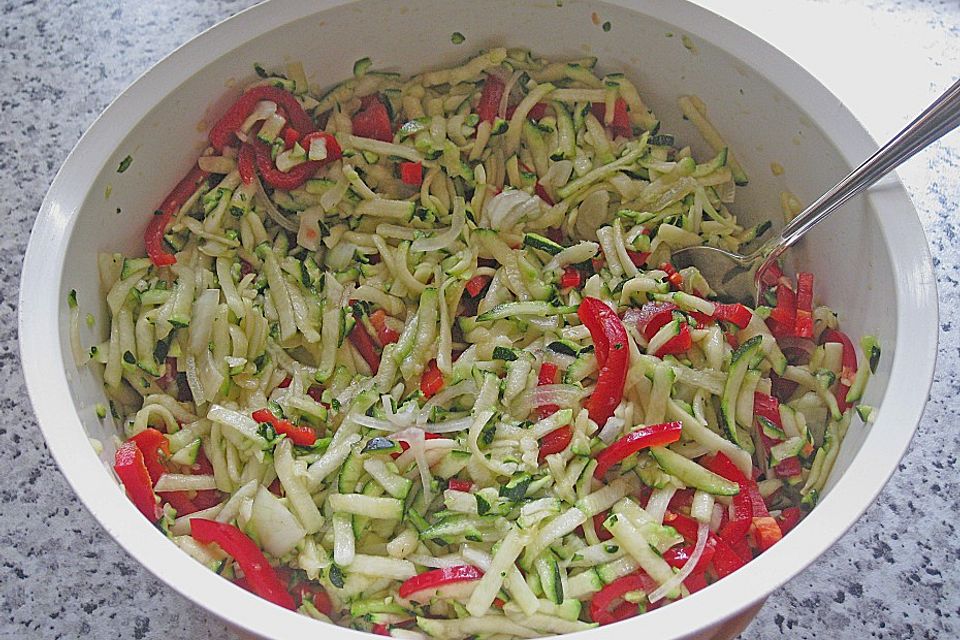 Eingemachter Zucchinissalat mit Paprika