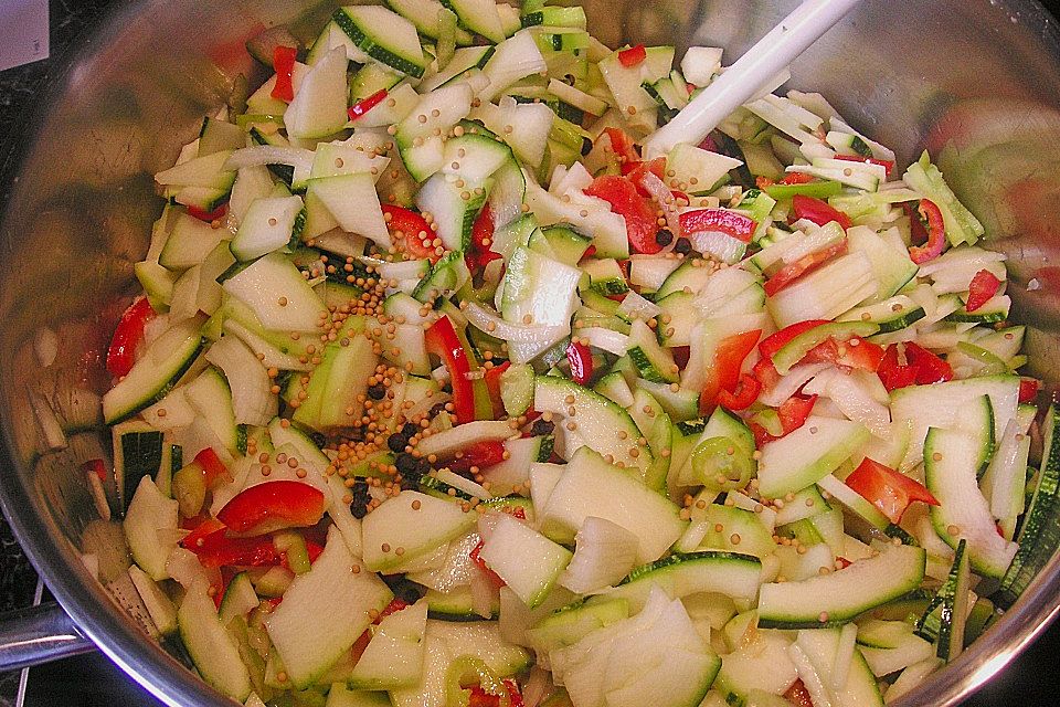 Eingemachter Zucchinissalat mit Paprika