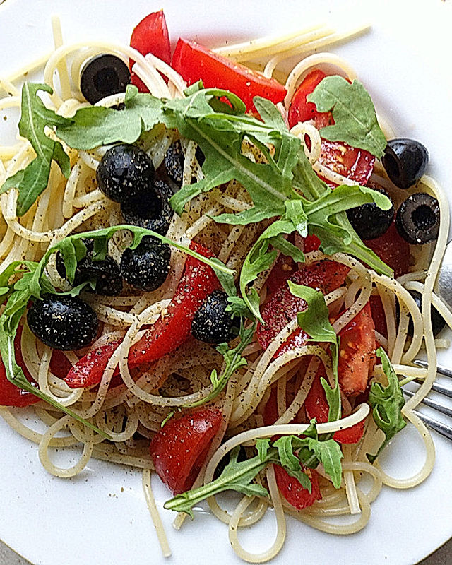 Spaghetti mit Rucola und Oliven
