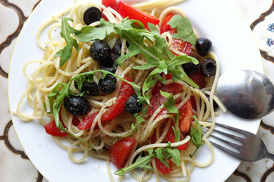 Spaghetti mit Rucola und Oliven