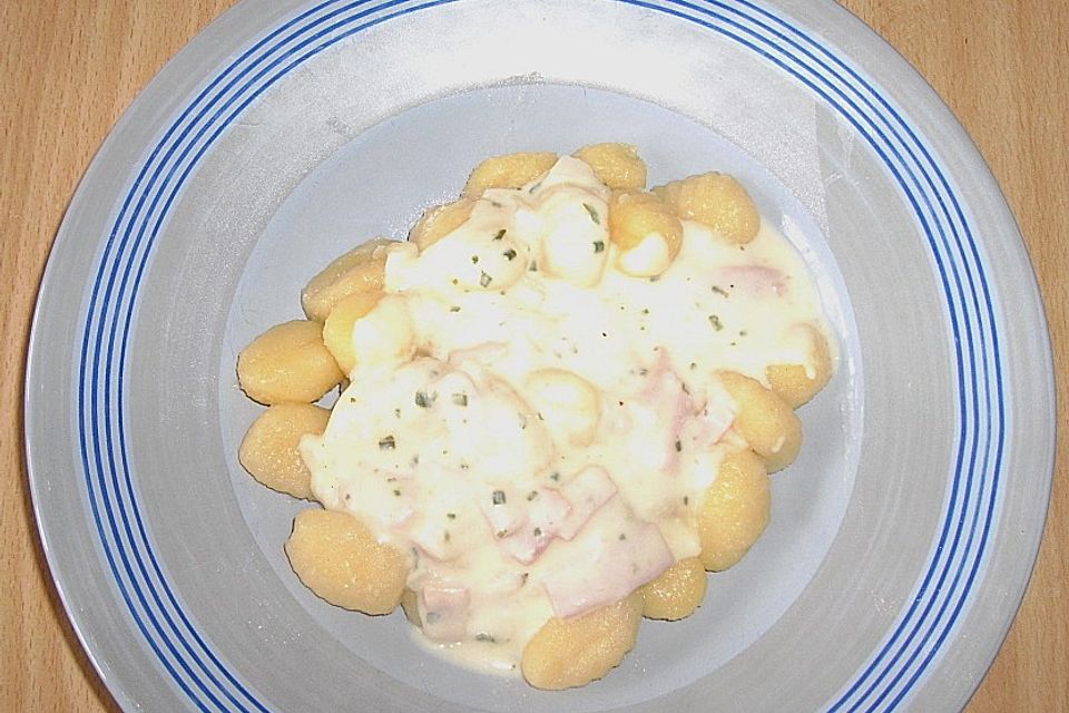 Käse - Gnocchi mit Schinkenstreifen in Quarksauce