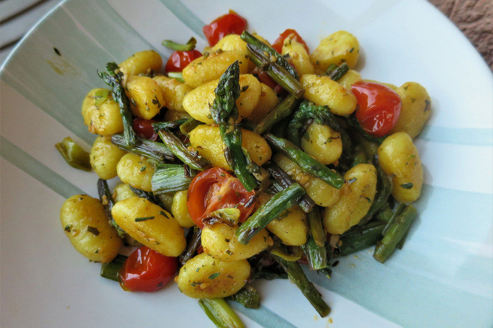 Spargelpfanne mit Tomaten und Gnocchi