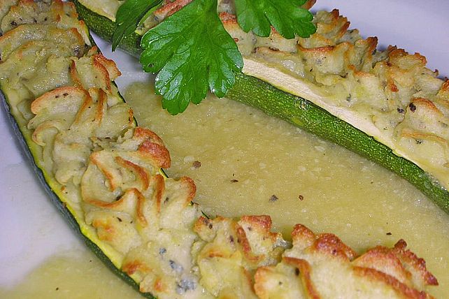 Zucchini, gefüllt mit Gorgonzola - Kartoffelbrei von ragnaroeck| Chefkoch