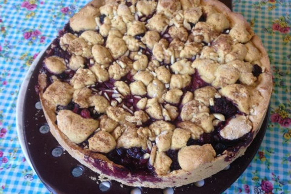 Brombeer-Apfel-Kuchen mit Zimtstreusel