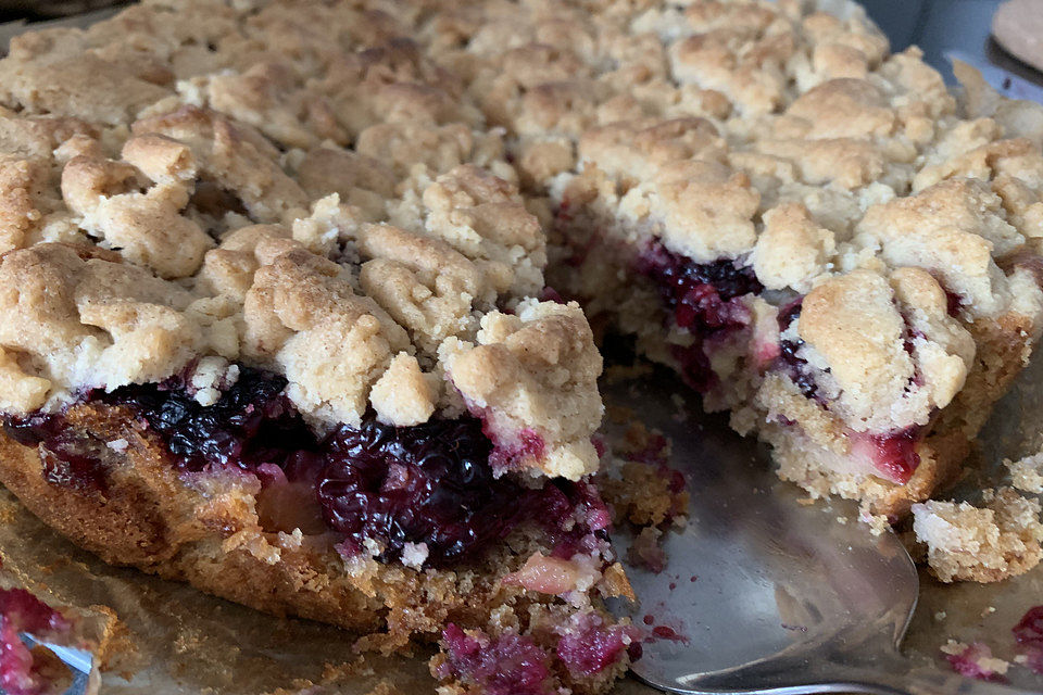 Brombeer-Apfel-Kuchen mit Zimtstreusel