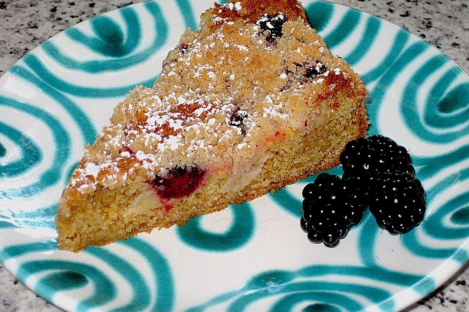 Brombeer-Apfel-Kuchen mit Zimtstreusel