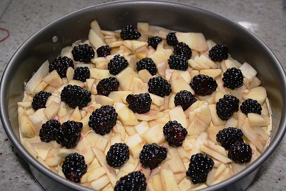 Brombeer-Apfel-Kuchen mit Zimtstreusel