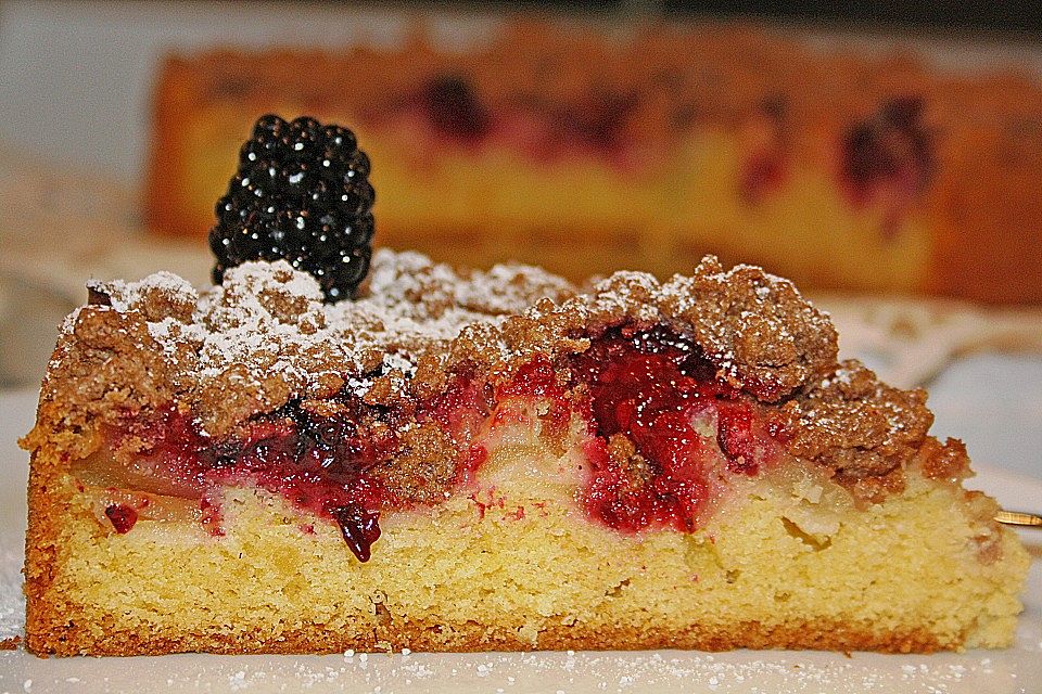 Brombeer-Apfel-Kuchen mit Zimtstreusel